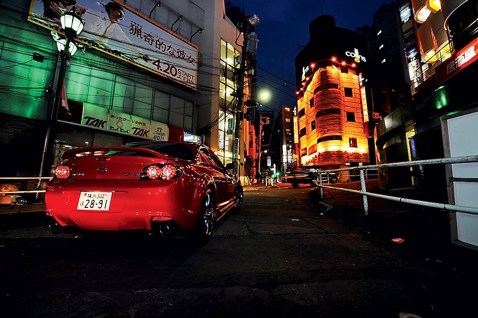 Mazda nocą przemierzająca Tokio