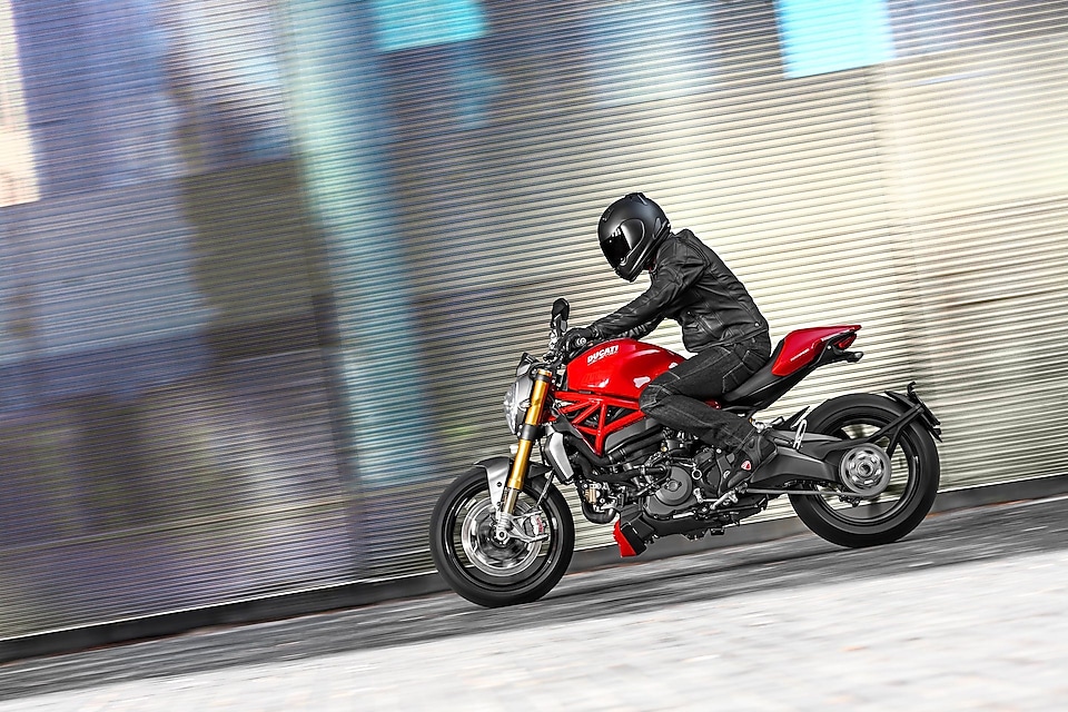 Mężczyzna jadący na motocyklu, w którym użyto najlepszy olej silnikowy do motocykli