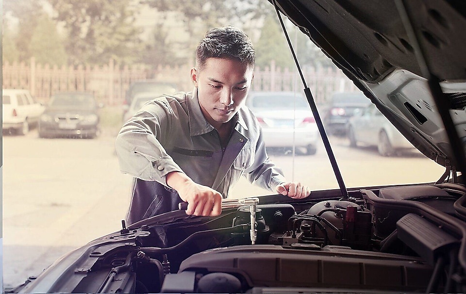 Mechanik naprawiający samochód