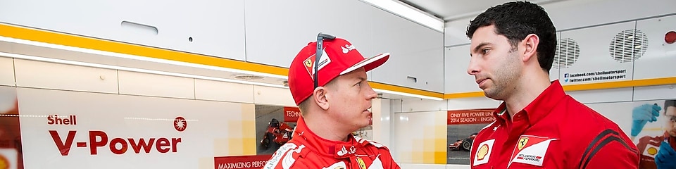 Kimi Raikkonen i Guy Lovett podczas rozmowy w laboratorium technicznym Ferrari, w tle logo Shell V-Power