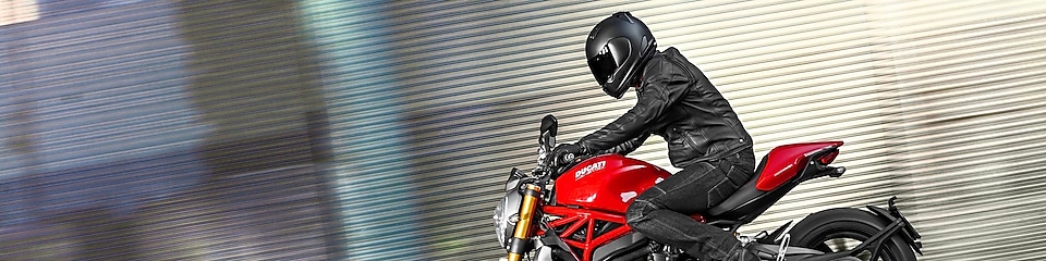 Kierowca prowadzący motocykl korzystający z doskonałego oleju silnikowego dla motocykli