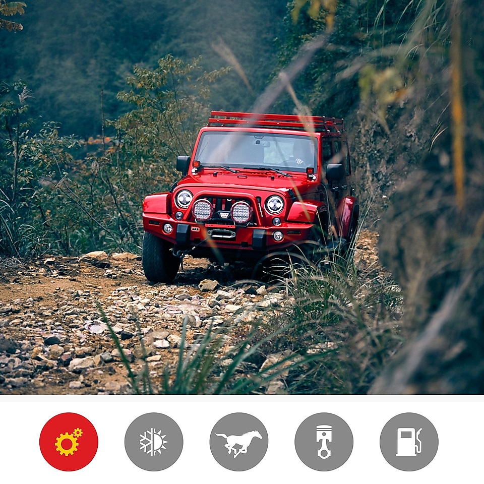 Czerwony Jeep na nierównym terenie pokazuje zalety produktu Shell Helix Ultra, który chroni przez obciążeniem silnika i zużyciem mechanicznym