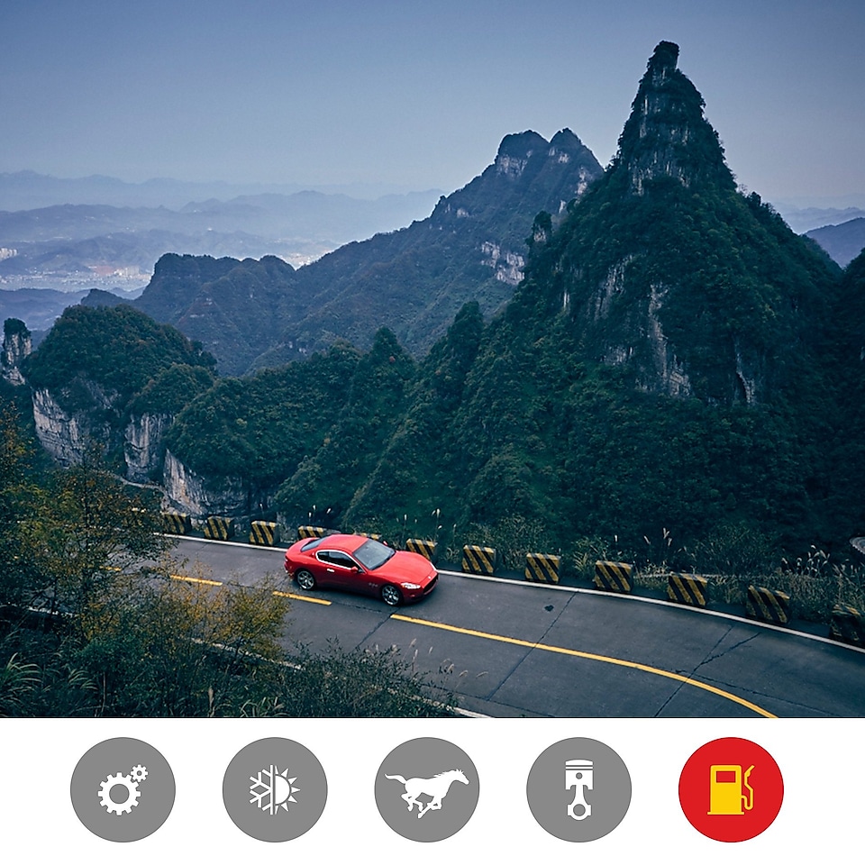Pokazanie zalety produktu Shell Helix Ultra, który zapewnia wyższą oszczędność paliwa na przykładzie czerwonego Maserati, które pokonuje górskie zakręty