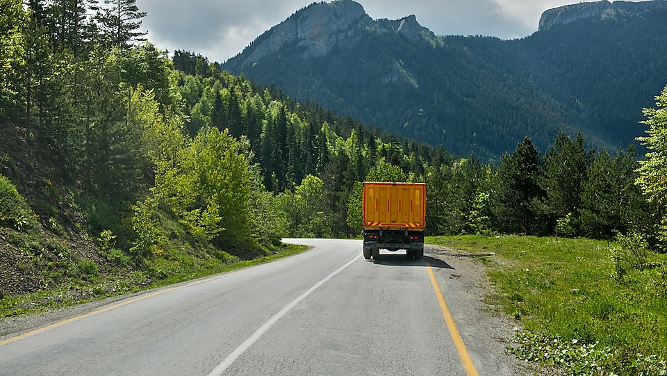 Ciężarówka jadąca po drodze przez góry.