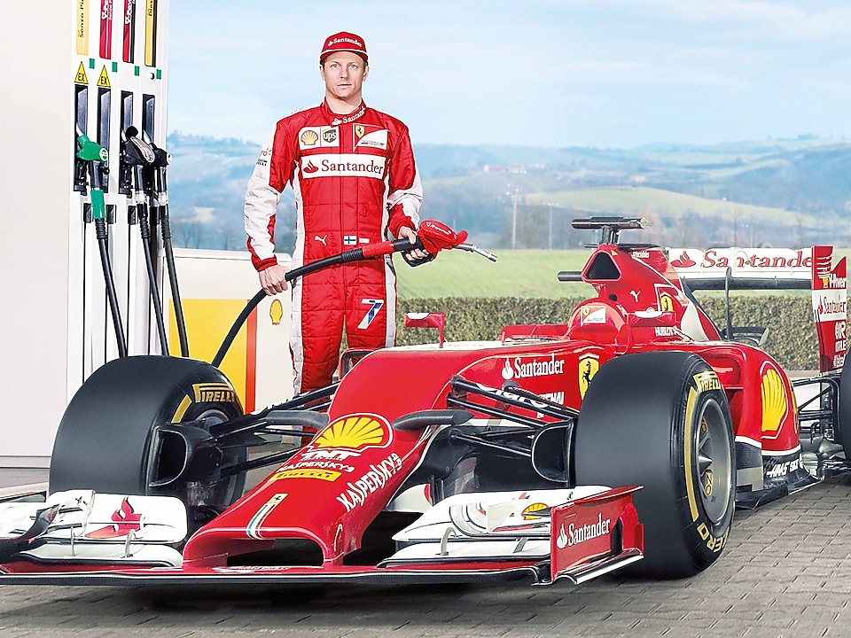 Aby uzupełnić olej w samochodzie, kierowca Ferrari F1 używa Shell Helix Ultra