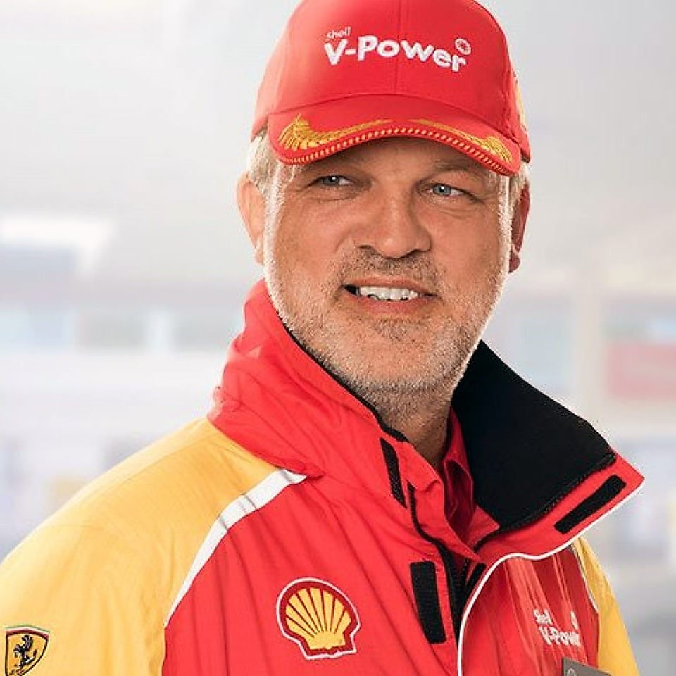 shell-employee-with-red-cap