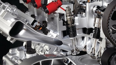 silnik samochodowy pod maską.