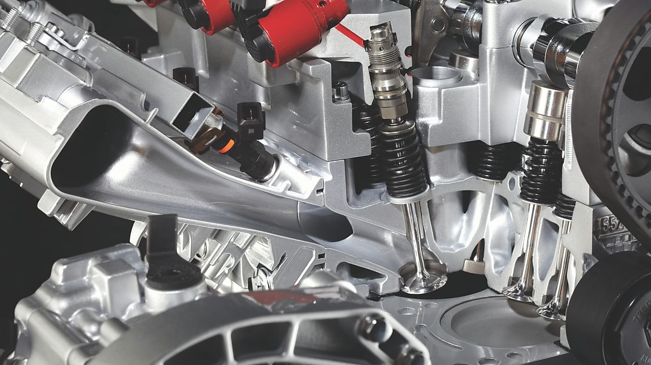 Widok  silnika samochodowego pod maską.