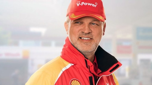 shell-employee-with-red-cap