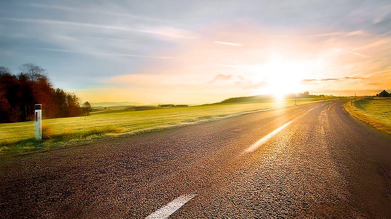 Kręta droga o zachodzie słońca