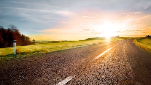 Kręta droga o zachodzie słońca