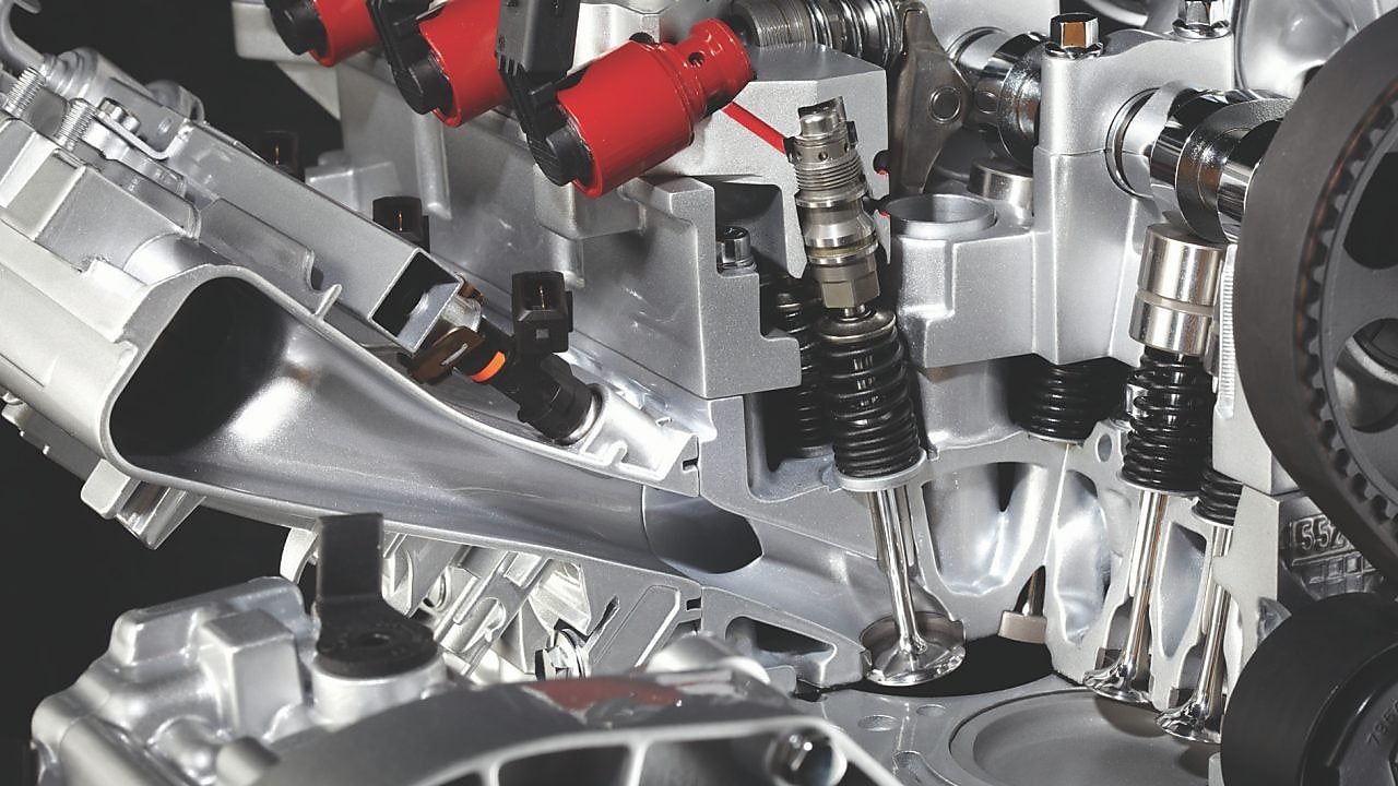 silnik samochodowy pod maską.