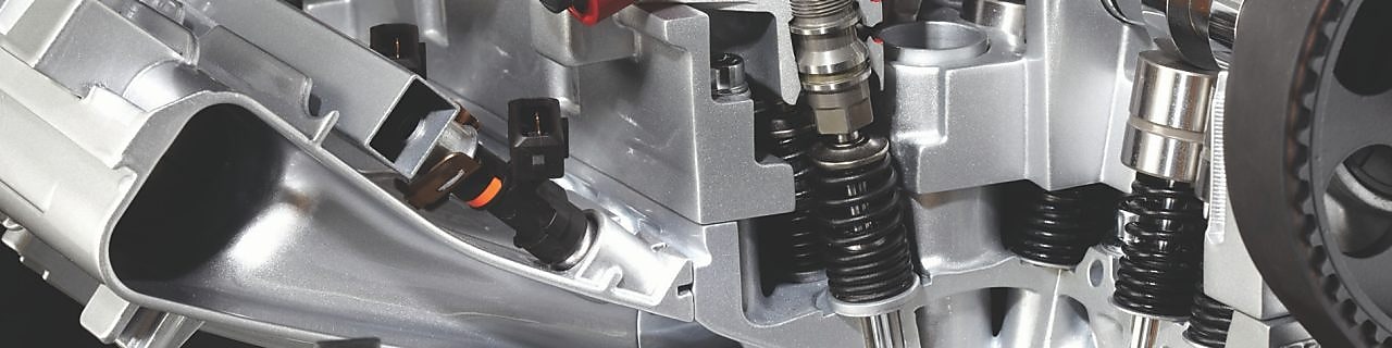 silnik samochodowy pod maską.