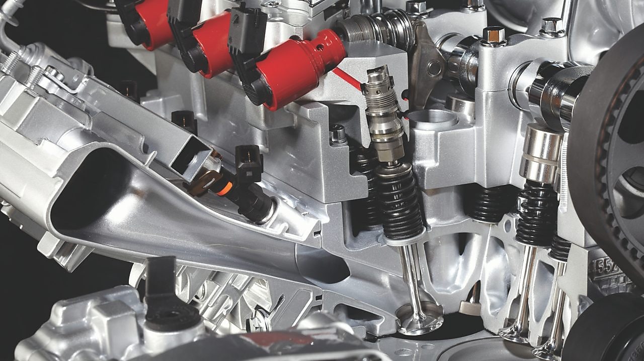 silnik samochodowy pod maską.