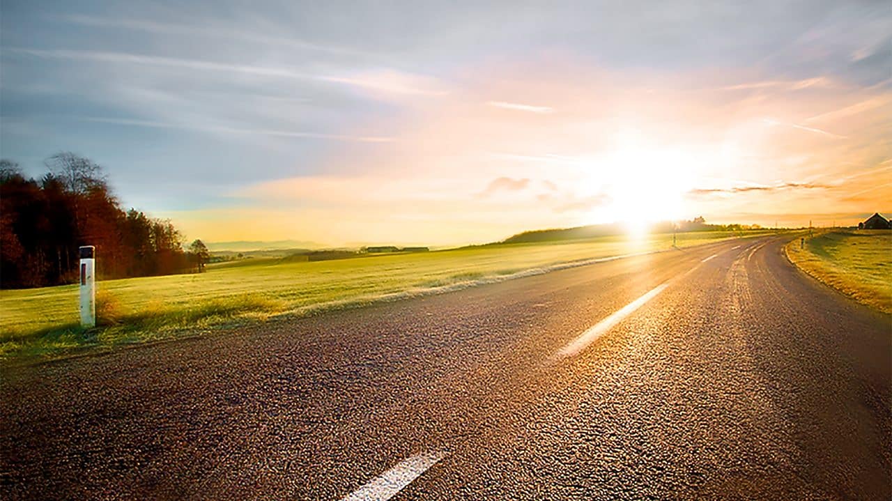 Kręta droga o zachodzie słońca