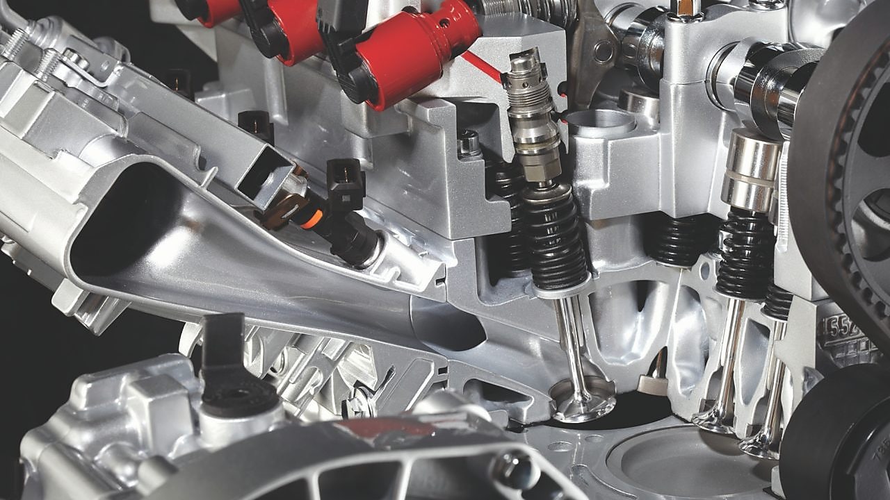 silnik samochodowy pod maską.