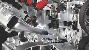 silnik samochodowy pod maską.