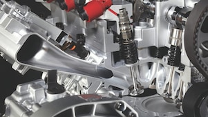 Widok  silnika samochodowego pod maską.