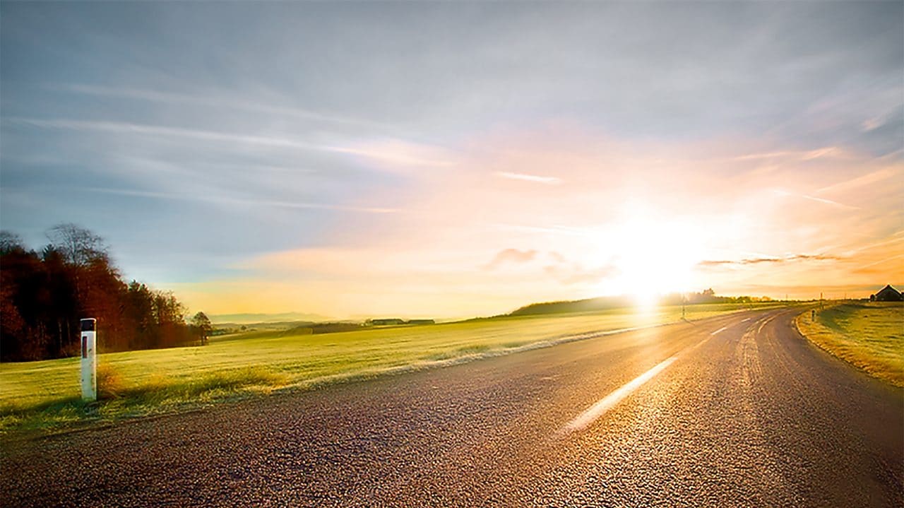 Kręta droga o zachodzie słońca