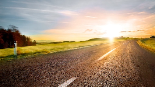 Kręta droga o zachodzie słońca