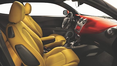 Wnętrze auta – przednie fotele z żółtą tapicerką oraz kokpit.