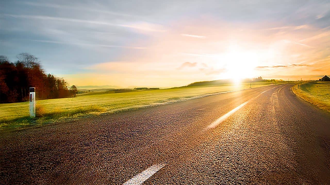 Kręta droga o zachodzie słońca