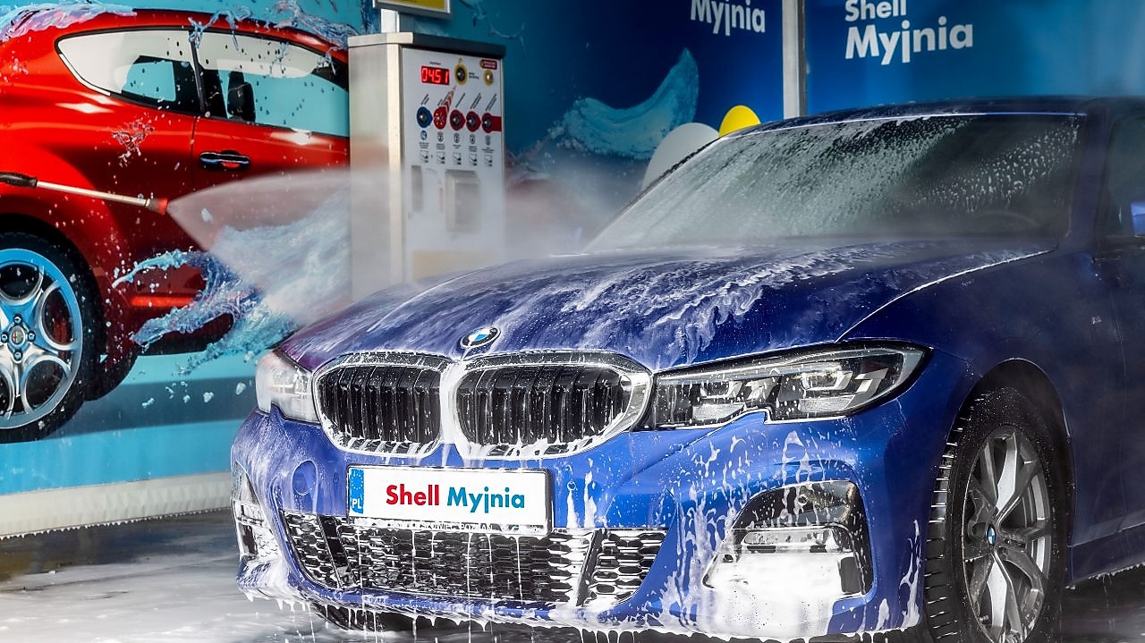 Bezdotykowa myjnia samochodowa Shell. Mycie samochodu aktywną pianą.