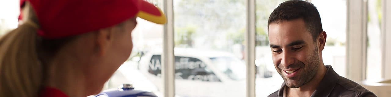 mężczyzna przy kasie