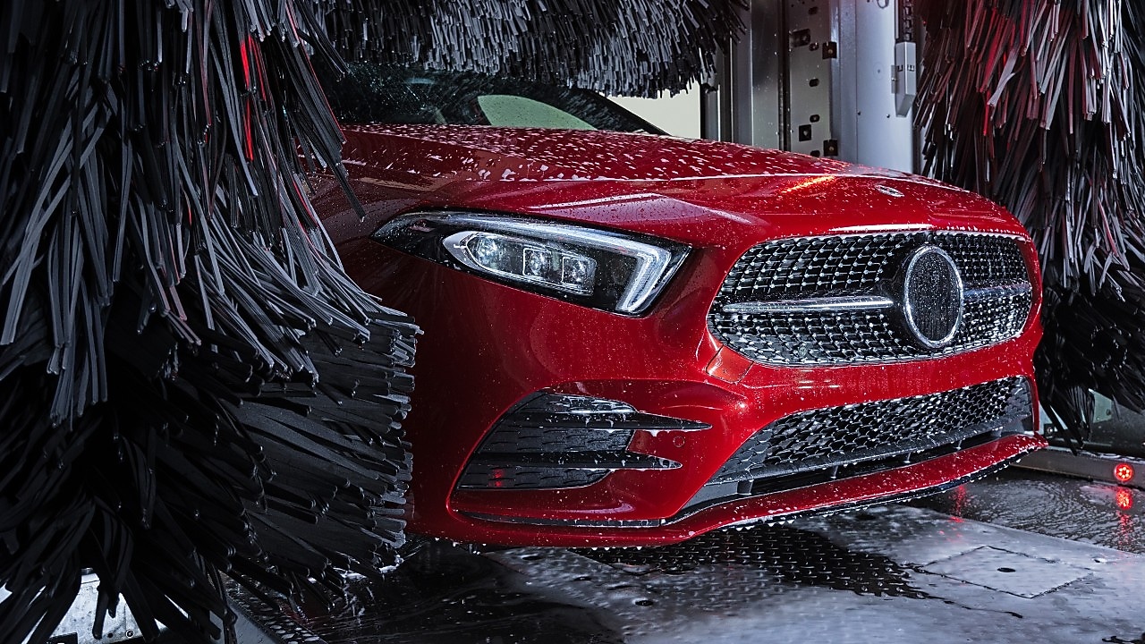 Samochód podczas mycia na myjni Shell