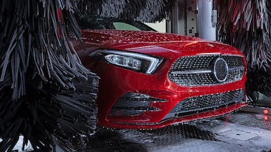 Samochód podczas mycia na myjni Shell