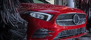 Samochód podczas mycia na myjni Shell