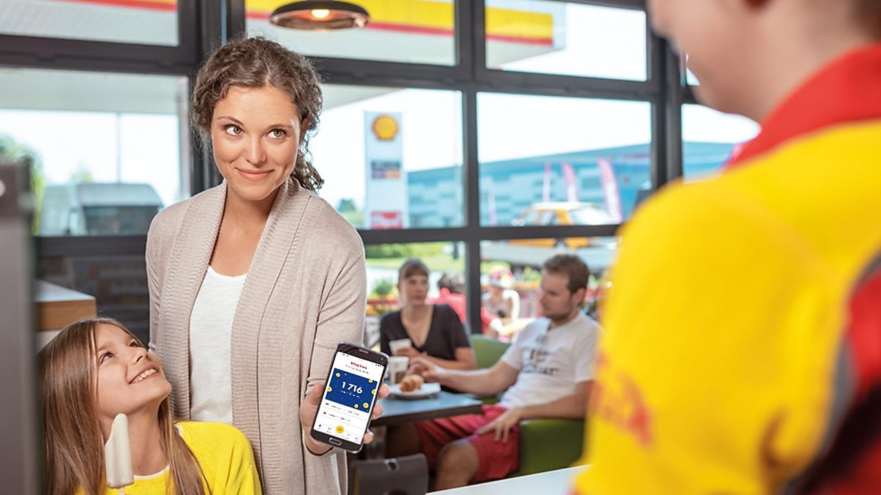 Women in the car showing clubsmart card