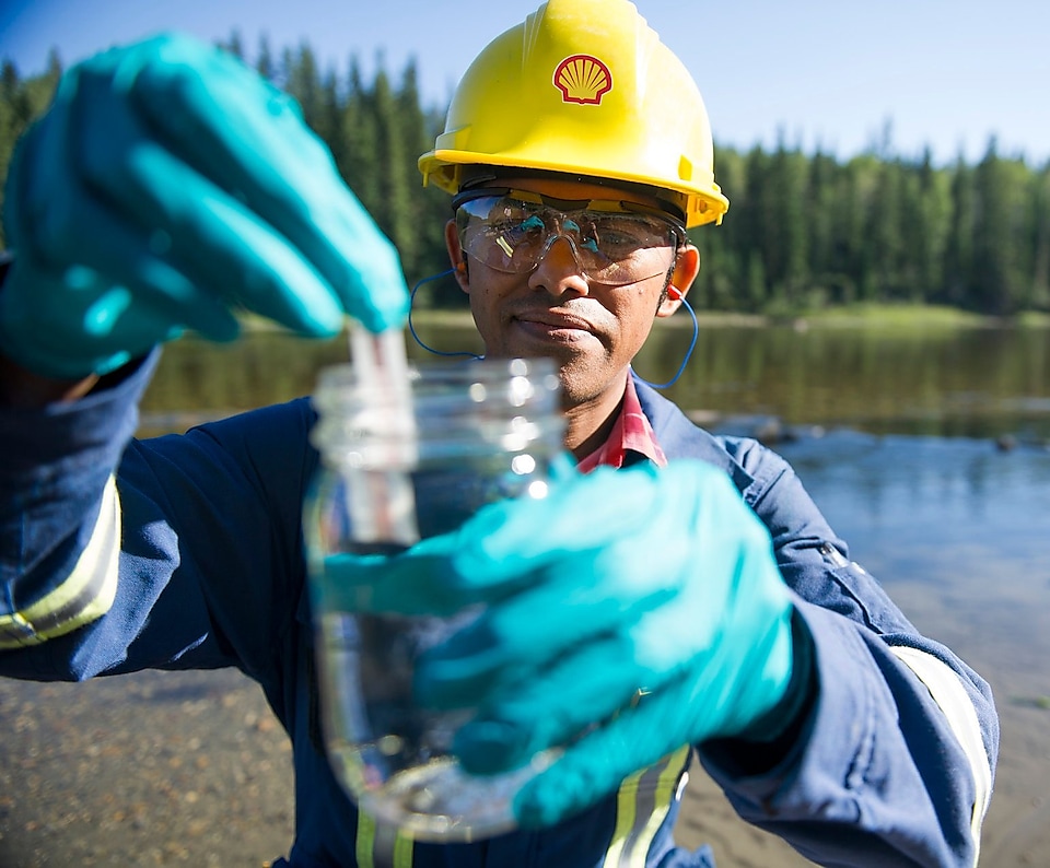Koordynator Shell ds. Środowiska bada próbki wody